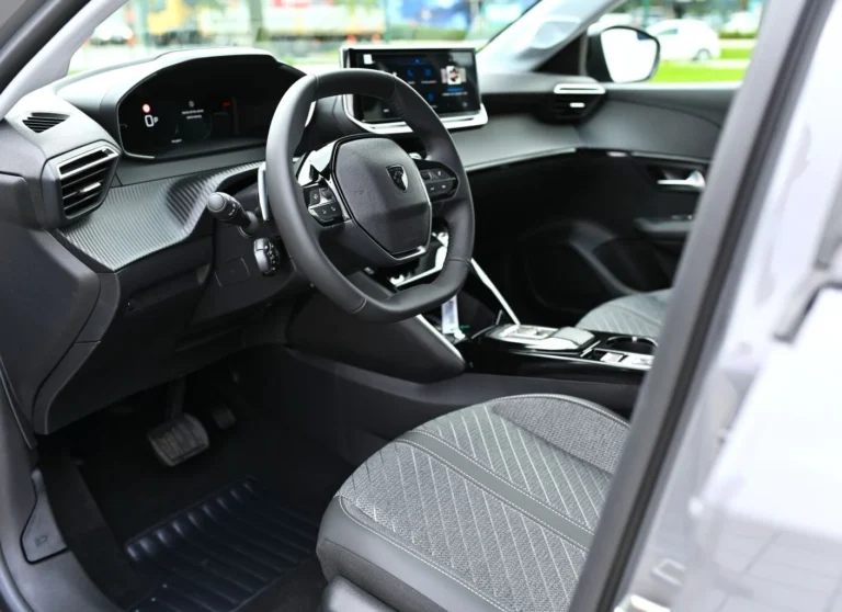 Peugeot 208 ALLURE Hybrid 110k e-DCS6 (MHEV) | Begam Trnava