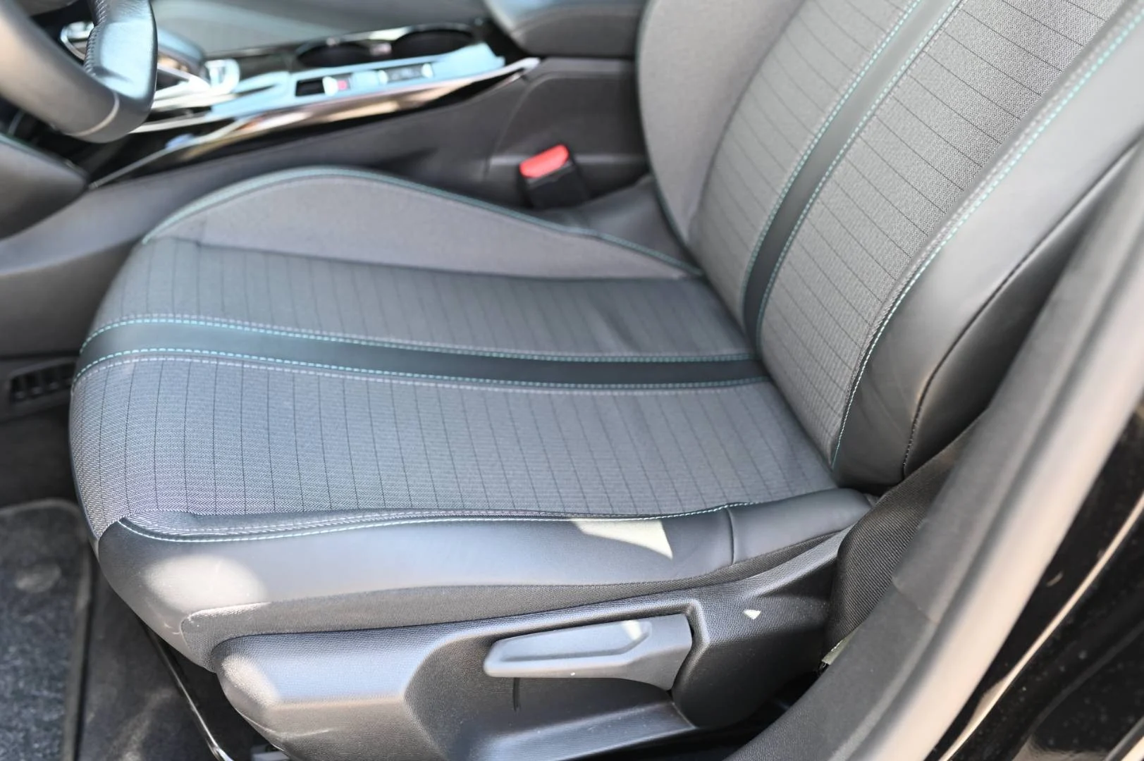 Peugeot 208 e- Allure Pack | Begam Trnava