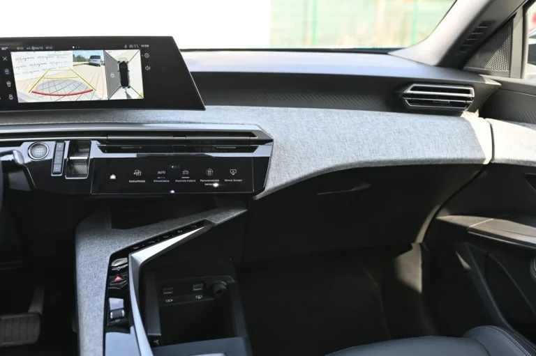 Peugeot 3008 1,2+HEV Allure | Begam Trnava