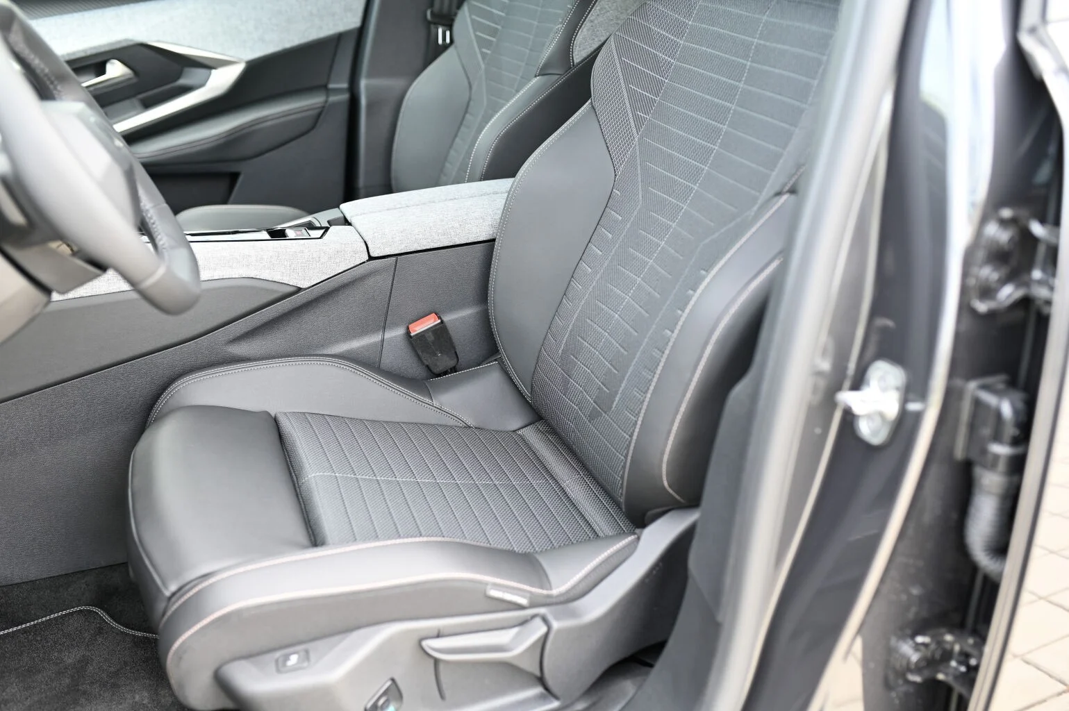 Peugeot 3008 ALLURE 1.2 Hybrid 145k e-DCS6 | Begam Trnava