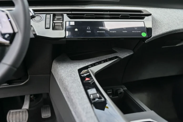 Peugeot 3008 ALLURE 1.2 Hybrid 145k e-DCS6 | Begam Trnava