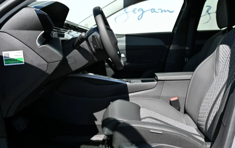 Peugeot 308 NEW 308  ALLURE Hybrid 145k e-DCS6 (MHEV) | Begam Trnava
