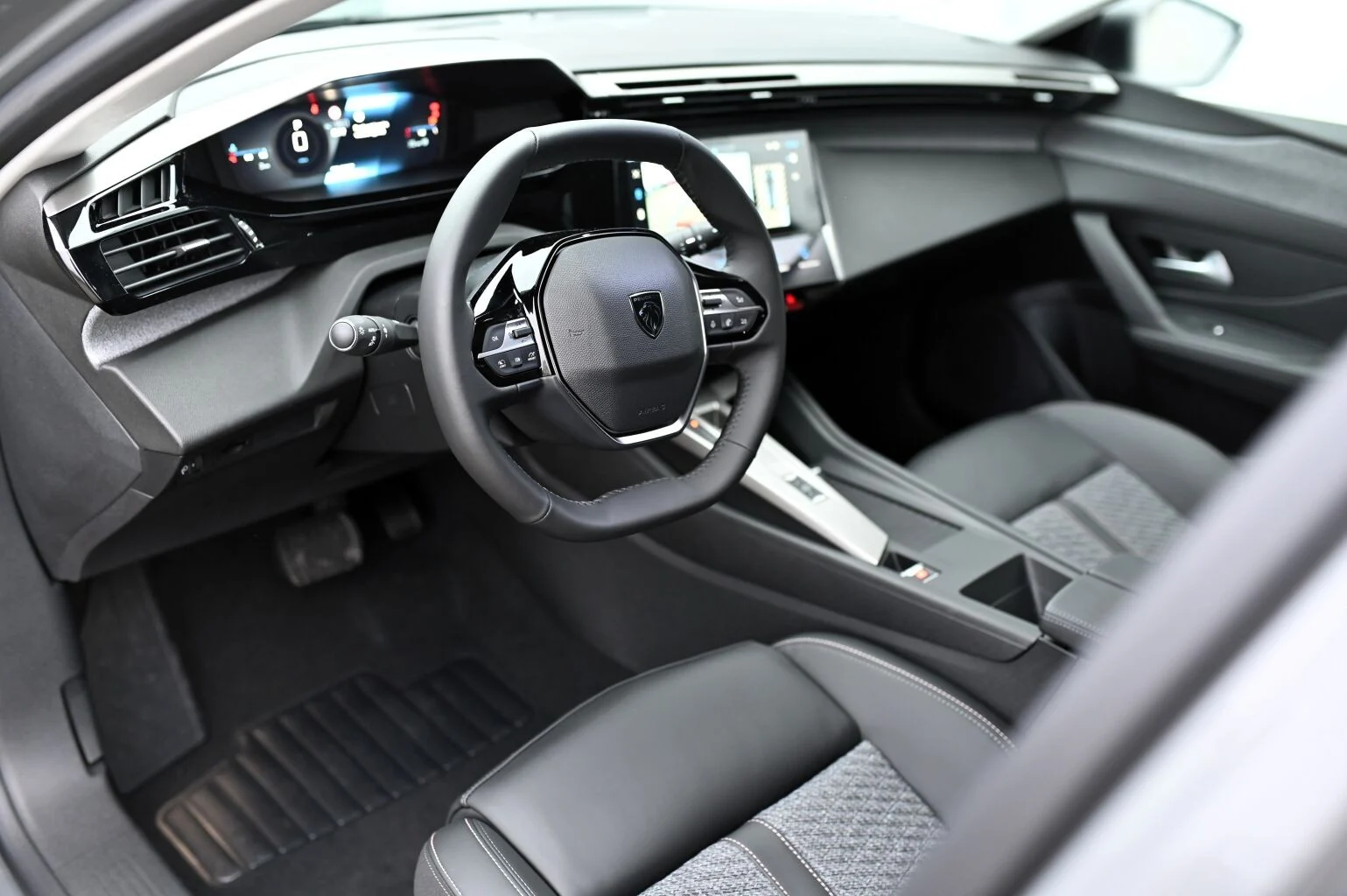 Peugeot 308 SW ALLURE Hybrid 145k e-DCS6 (MHEV) | Begam Trnava