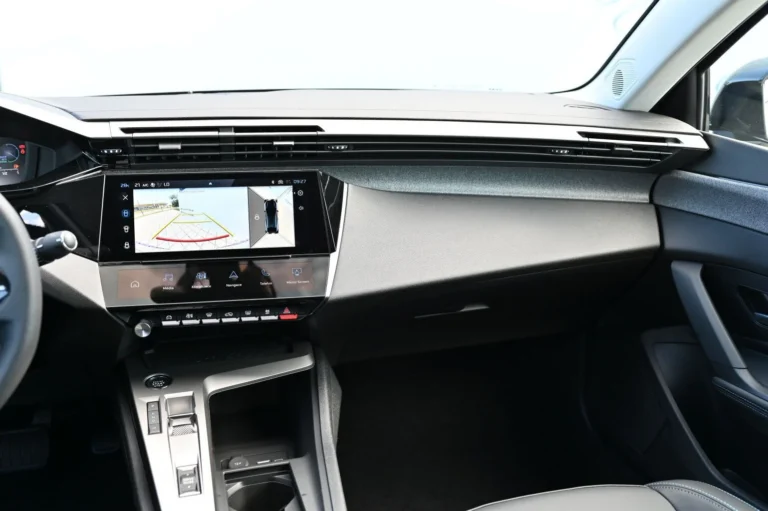 Peugeot 408 ALLURE Hybrid 145k e-DCS6 | Begam Trnava