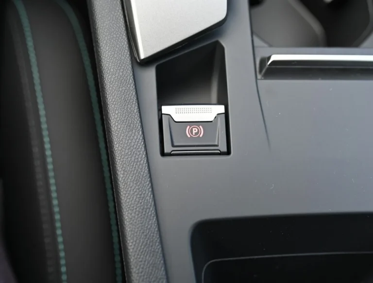 Peugeot 408 ALLURE Hybrid 145k e-DCS6 | Begam Trnava