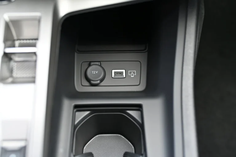 Peugeot 408 ALLURE Hybrid 145k e-DCS6 | Begam Trnava