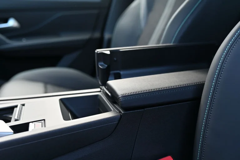 Peugeot 408 ALLURE Hybrid 145k e-DCS6 | Begam Trnava