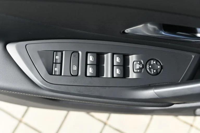 Peugeot 408 ALLURE Hybrid 145k e-DCS6 | Begam Trnava