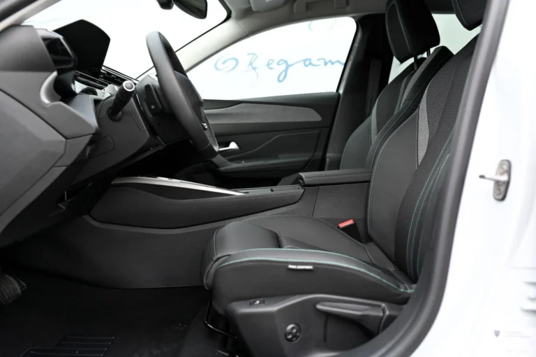 Peugeot 408 ALLURE Hybrid 145k e-DCS6 | Begam Trnava