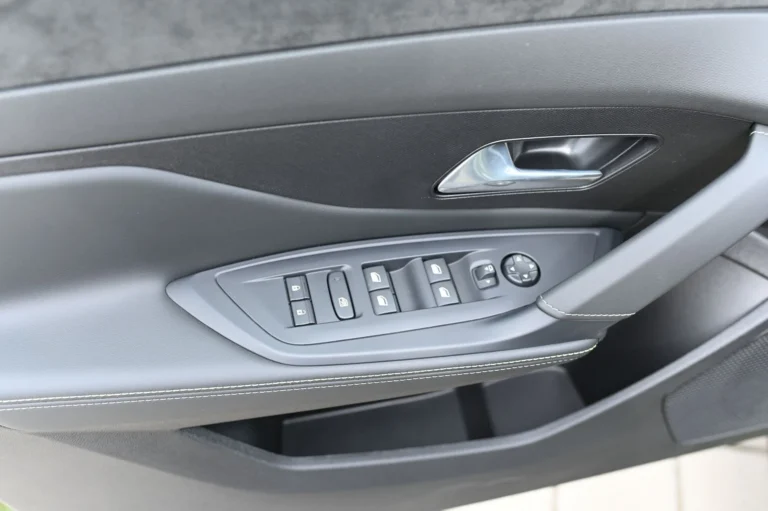 Peugeot 408 NEW 408 GT Hybrid 145k e-DCS6 (MYG0) | Begam Trnava