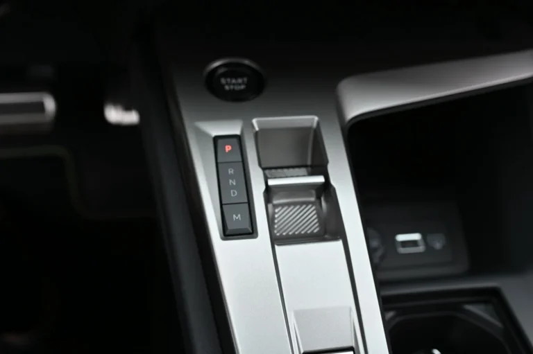 Peugeot 408 NEW 408 GT Hybrid 145k e-DCS6 (MYG0) | Begam Trnava