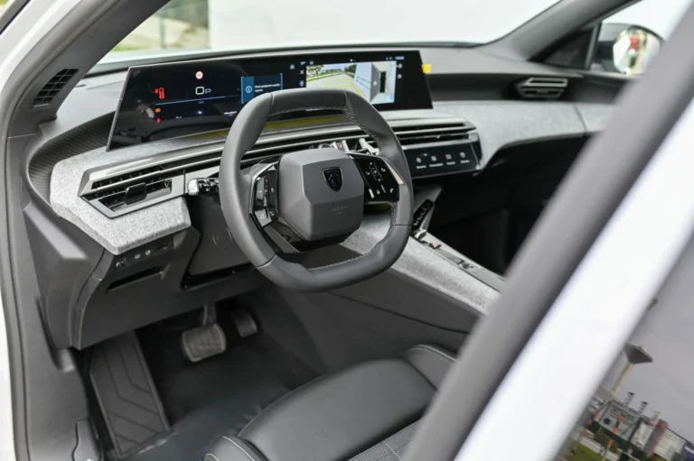 Peugeot 5008 ALLURE Hybrid 145k e-DCS6 | Begam Trnava