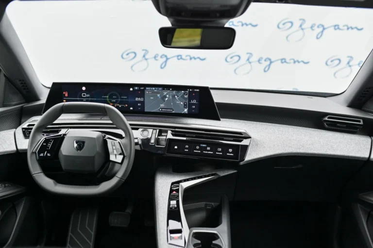 Peugeot 5008 ALLURE Hybrid 145k e-DCS6 | Begam Trnava