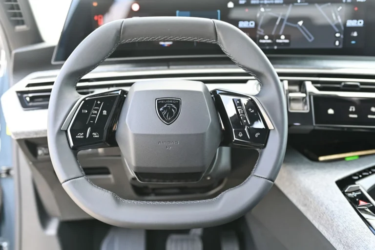 Peugeot 5008 ALLURE Hybrid 145k e-DCS6 | Begam Trnava