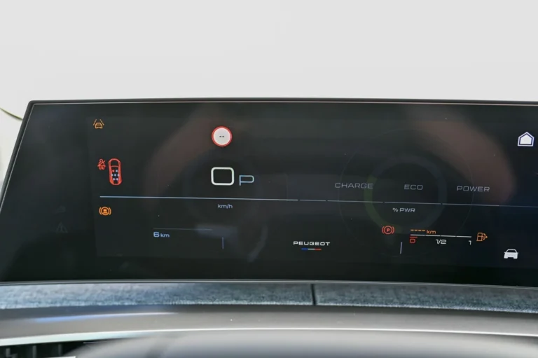 Peugeot 5008 ALLURE Hybrid 145k e-DCS6 | Begam Trnava