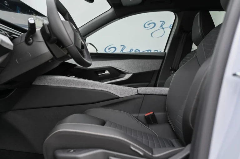 Peugeot 5008 ALLURE Hybrid 145k e-DCS6 | Begam Trnava