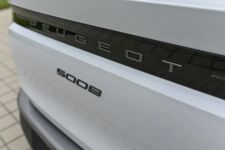 Peugeot 5008 ALLURE Hybrid 145k e-DCS6 | Begam Trnava
