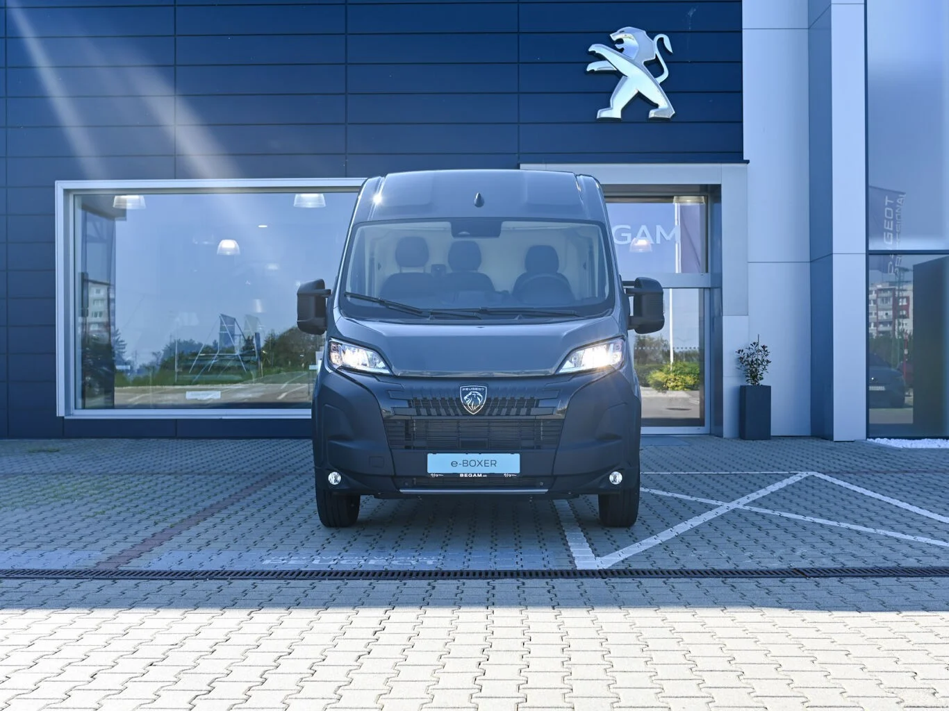 Peugeot Boxer E-Boxer Furgon 435 L4H2 BEV 110kWh | Begam Trnava