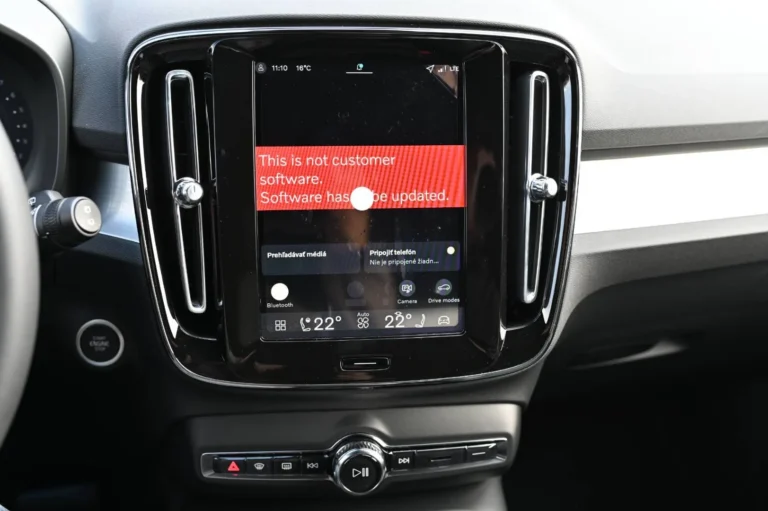 Volvo XC40 B3 (P) CORE | Begam Trnava