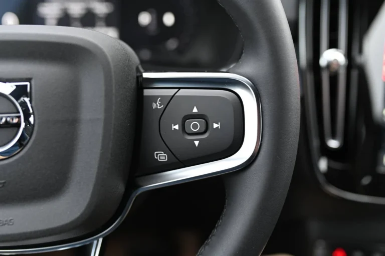 Volvo XC40 B3 (P) CORE | Begam Trnava