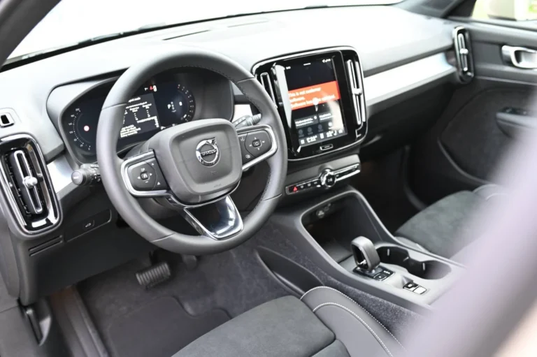 Volvo XC40 B3 (P) CORE | Begam Trnava