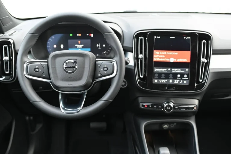 Volvo XC40 B3 (P) CORE | Begam Trnava