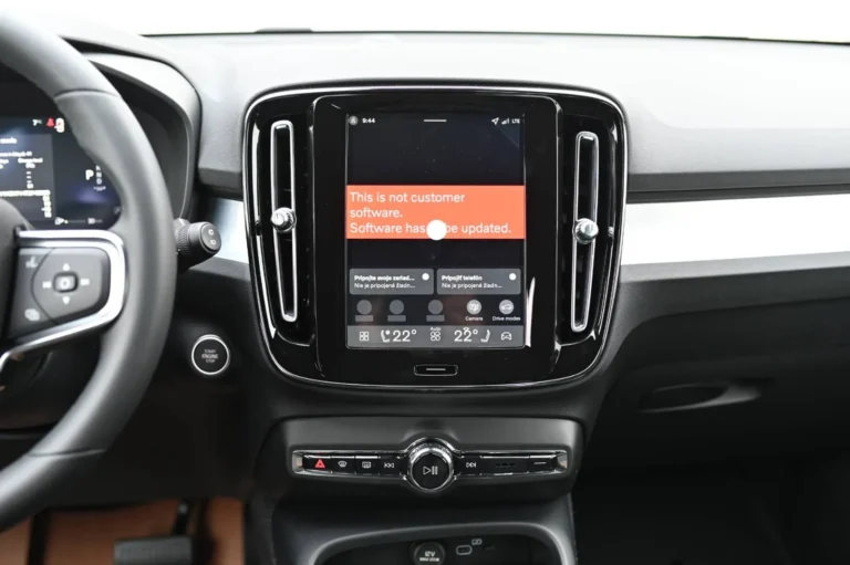 Volvo XC40 B3 (P) CORE | Begam Trnava