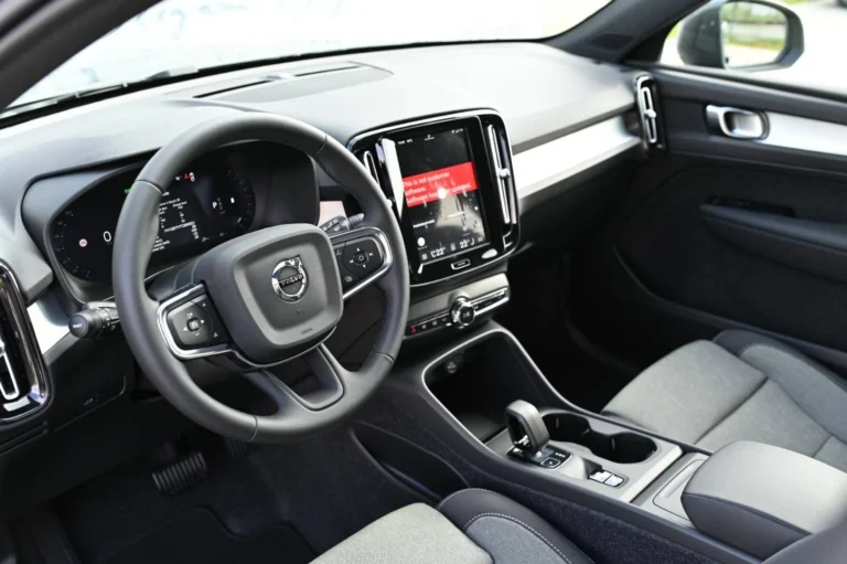Volvo XC40 B3 (P) CORE | Begam Trnava
