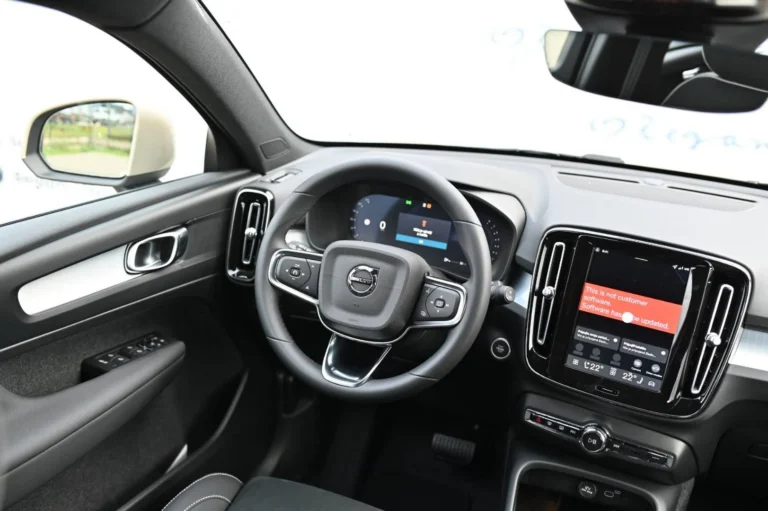 Volvo XC40 B3 (P) CORE | Begam Trnava