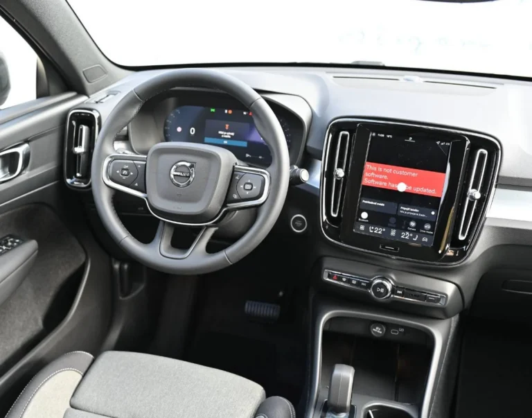 Volvo XC40 B3 (P) CORE | Begam Trnava