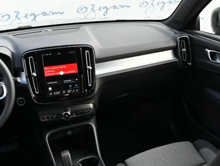 Volvo XC40 B3 (P) CORE | Begam Trnava