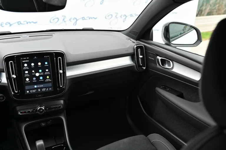 Volvo XC40 B3 (P) PLUS MHEV, Ťažné, 360, LED Matrix, Celoročné pneu. | Begam Trnava