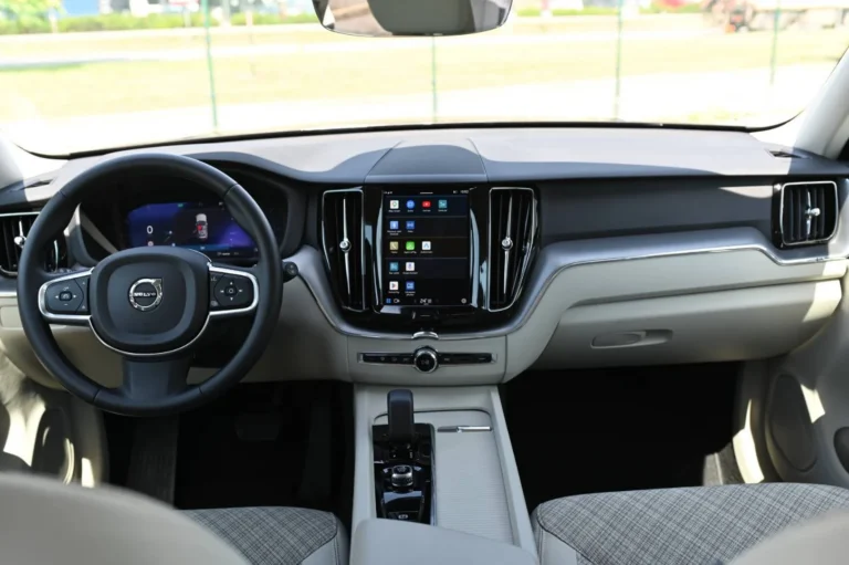 Volvo XC60 2.0 B4 mHEV Core A/T | Begam Trnava