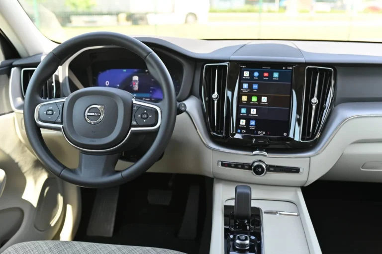 Volvo XC60 2.0 B4 mHEV Core A/T | Begam Trnava