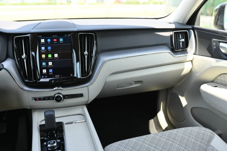 Volvo XC60 2.0 B4 mHEV Core A/T | Begam Trnava