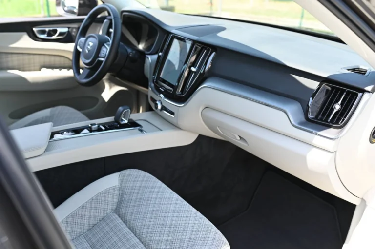 Volvo XC60 2.0 B4 mHEV Core A/T | Begam Trnava