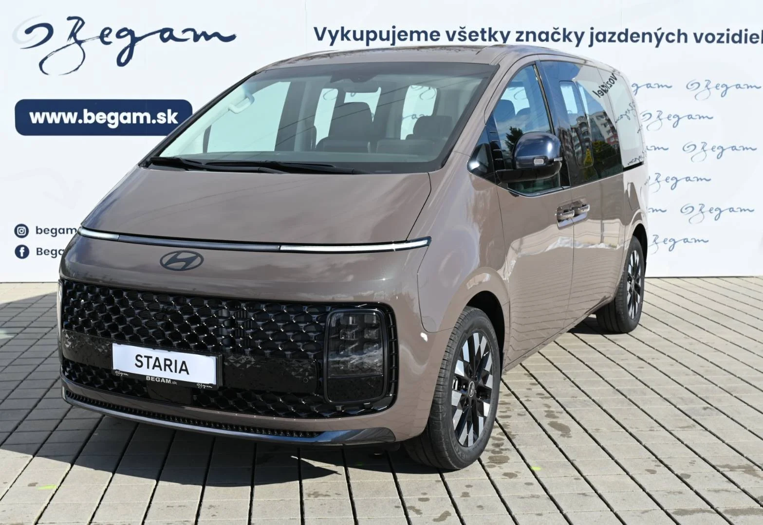Hyundai Staria 1,6T-GDi HEV Luxury 7S 4x2 6AT | Begam Trnava