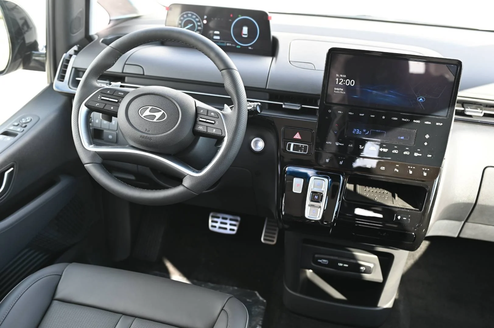 Hyundai Staria 1,6T-GDi HEV Luxury 7S 4x2 6AT | Begam Trnava