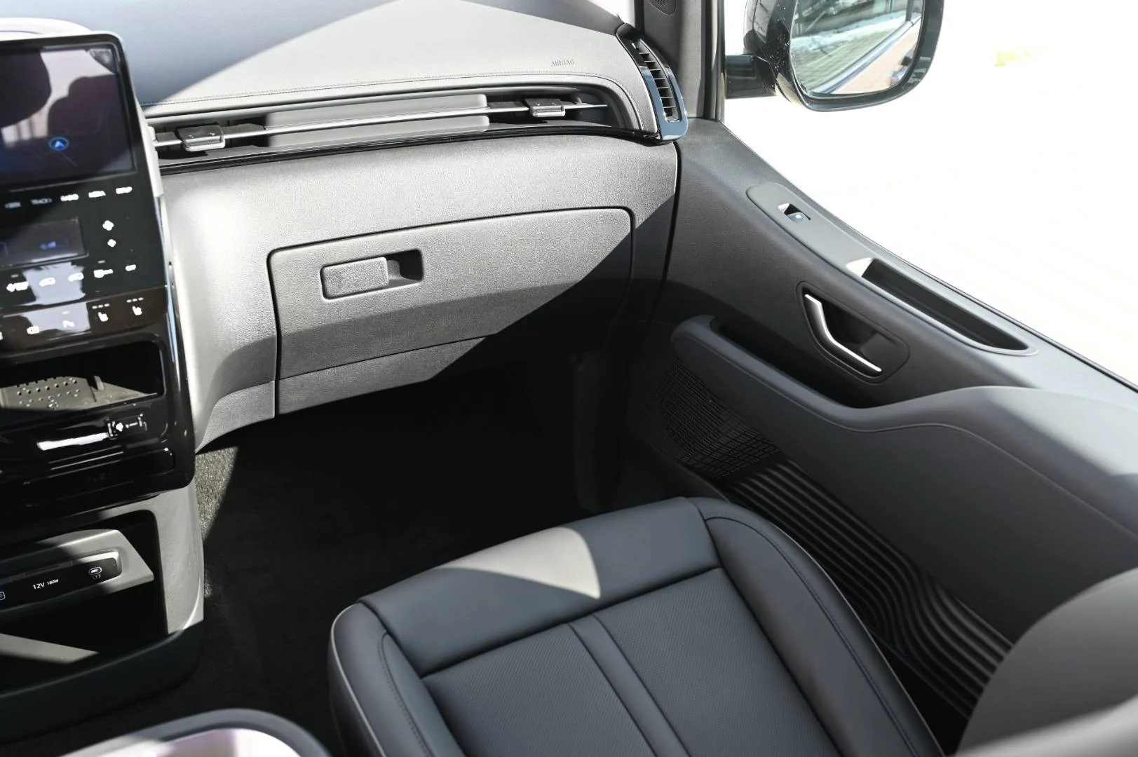 Hyundai Staria 1,6T-GDi HEV Luxury 7S 4x2 6AT | Begam Trnava
