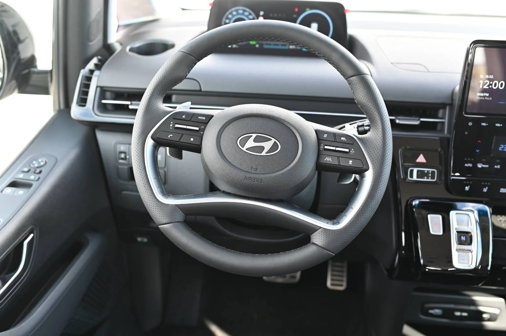 Hyundai Staria 1,6T-GDi HEV Luxury 7S 4x2 6AT | Begam Trnava