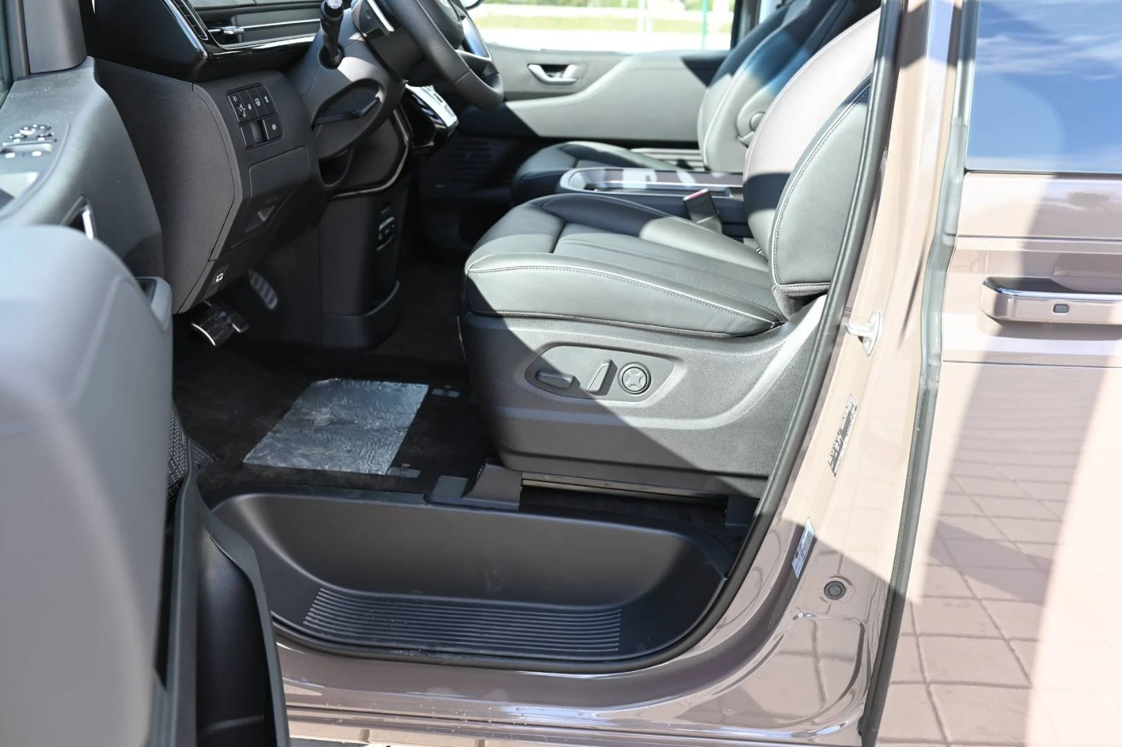 Hyundai Staria 1,6T-GDi HEV Luxury 7S 4x2 6AT | Begam Trnava