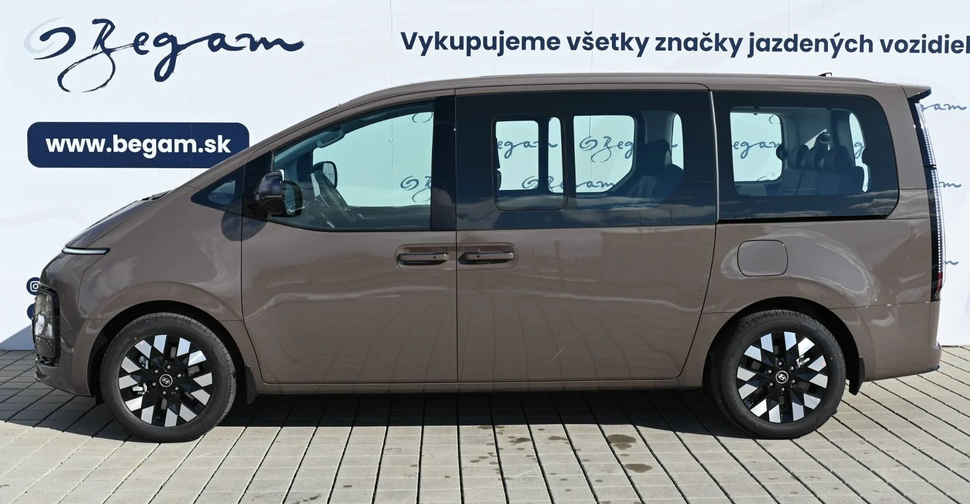Hyundai Staria 1,6T-GDi HEV Luxury 7S 4x2 6AT | Begam Trnava