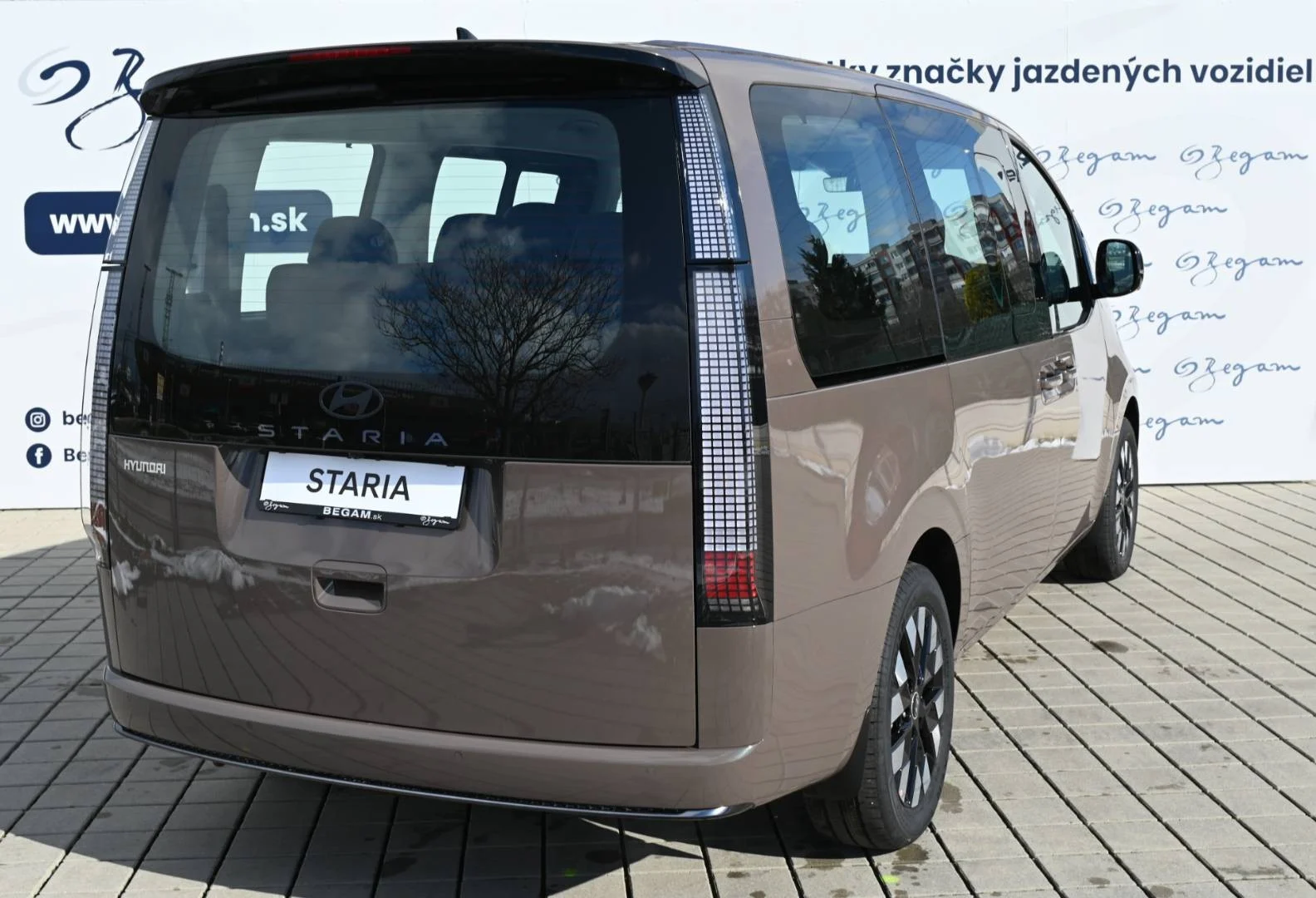 Hyundai Staria 1,6T-GDi HEV Luxury 7S 4x2 6AT | Begam Trnava