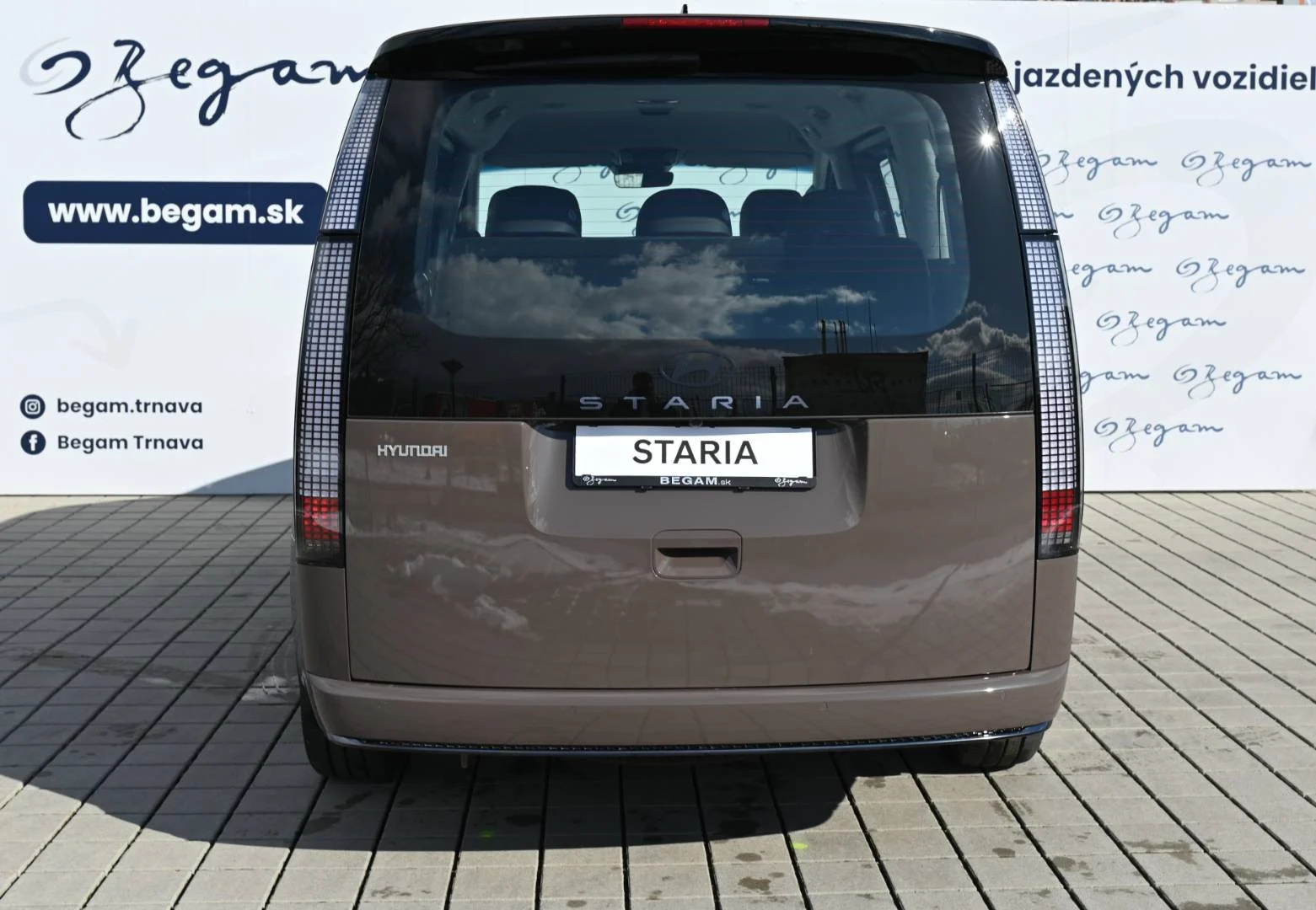 Hyundai Staria 1,6T-GDi HEV Luxury 7S 4x2 6AT | Begam Trnava