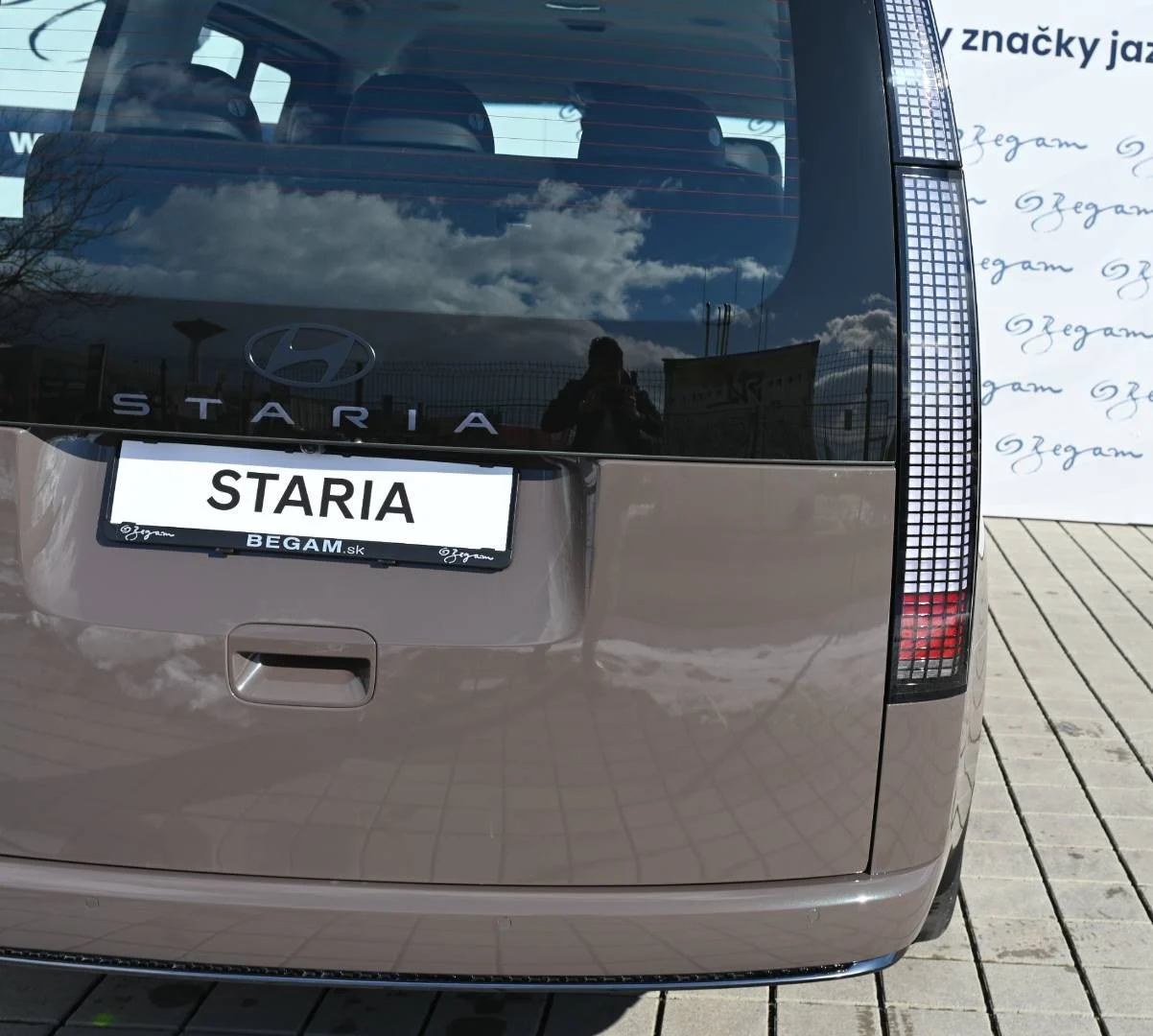 Hyundai Staria 1,6T-GDi HEV Luxury 7S 4x2 6AT | Begam Trnava