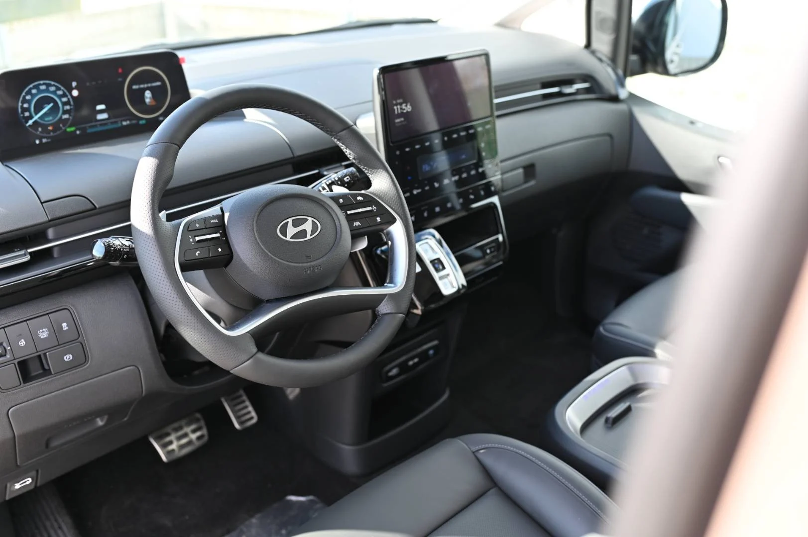 Hyundai Staria 1,6T-GDi HEV Luxury 7S 4x2 6AT | Begam Trnava