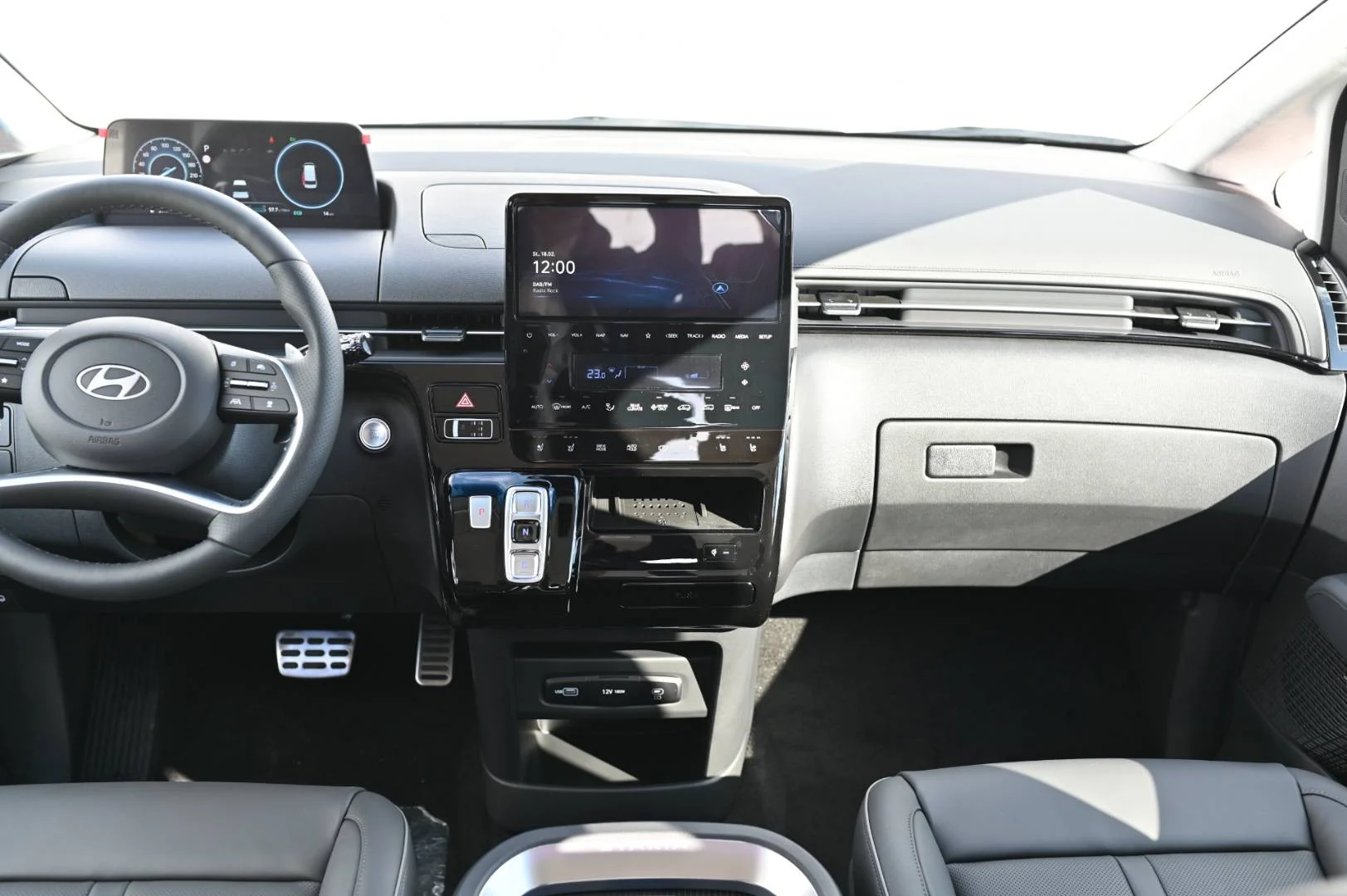 Hyundai Staria 1,6T-GDi HEV Luxury 7S 4x2 6AT | Begam Trnava