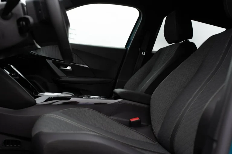 Peugeot 2008 E- Allure 54kWh 115kw | Begam Trnava
