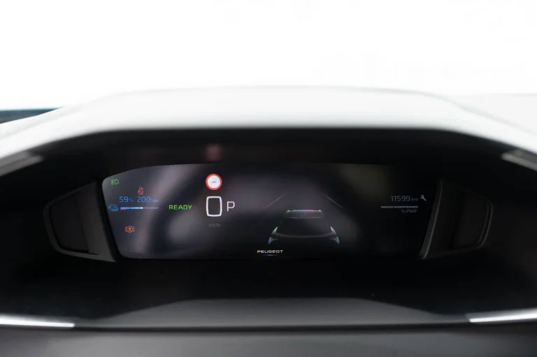 Peugeot 2008 E- Allure 54kWh 115kw | Begam Trnava