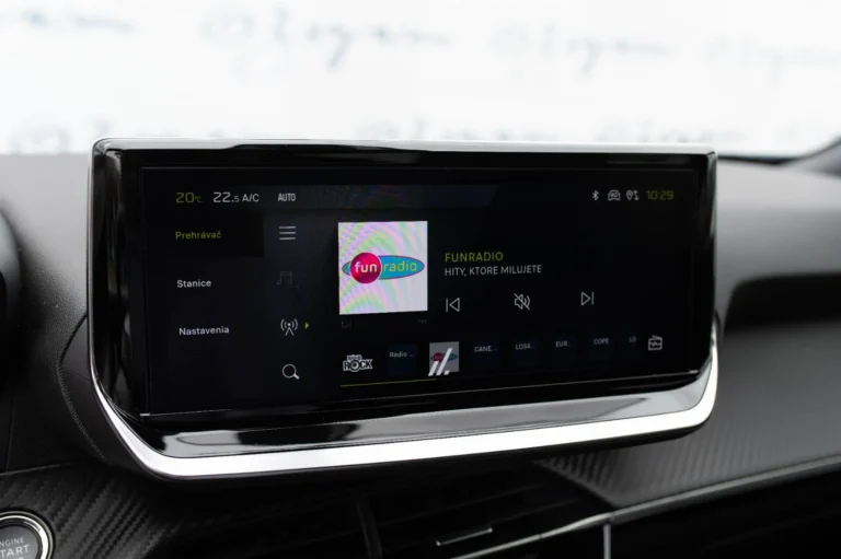 Peugeot 2008 E- Allure 54kWh 115kw | Begam Trnava